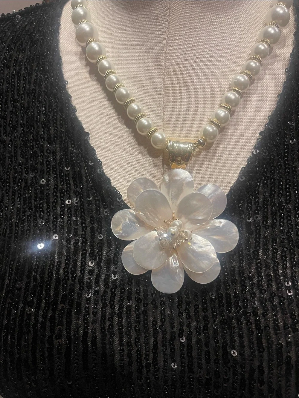 Lustrous White Pearl Bead Necklace with Mother-of-Pearl Flower Pendant